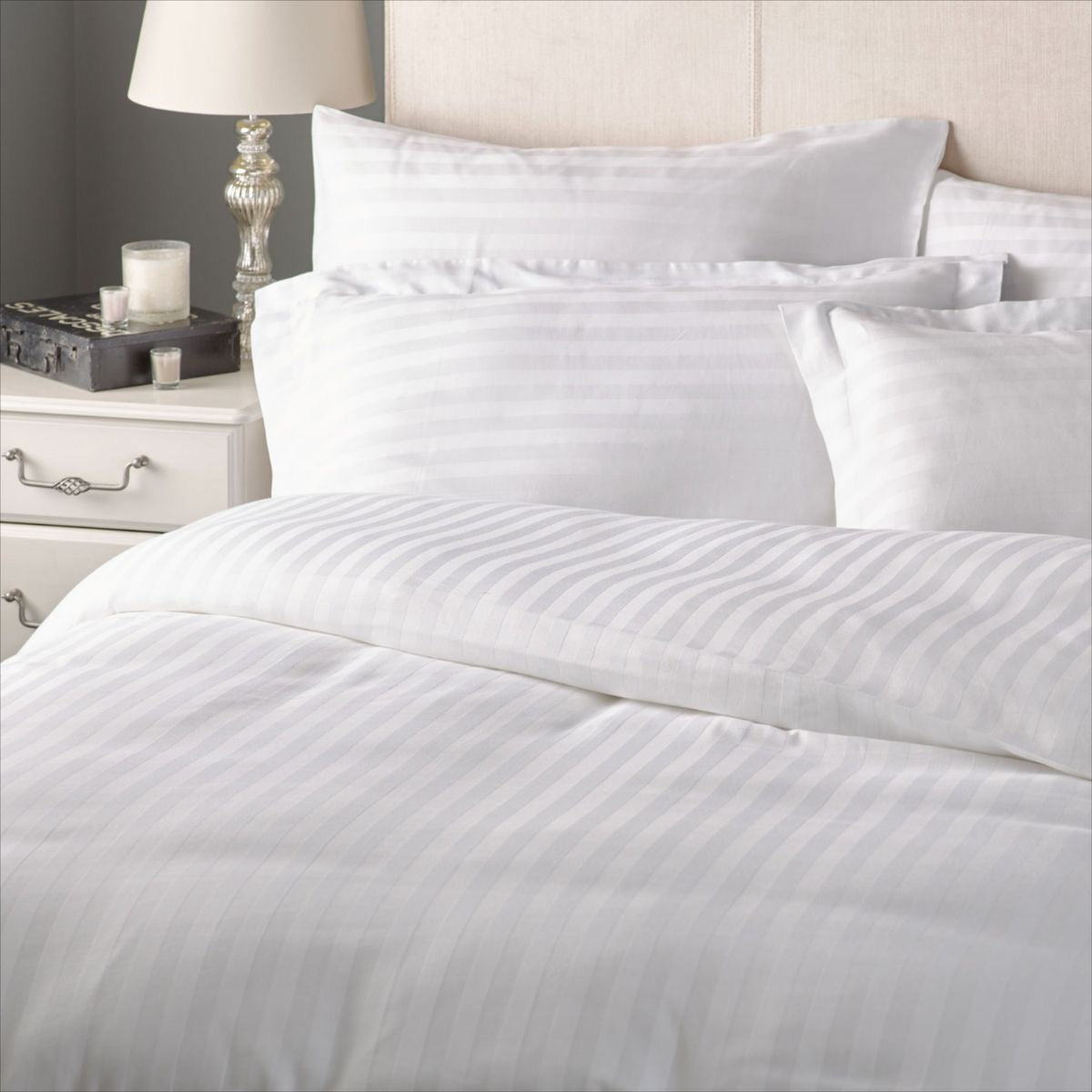 Lenjerie de Lux din Damasc cu 6 piese cu dungă de 1 cm Cod: DA14