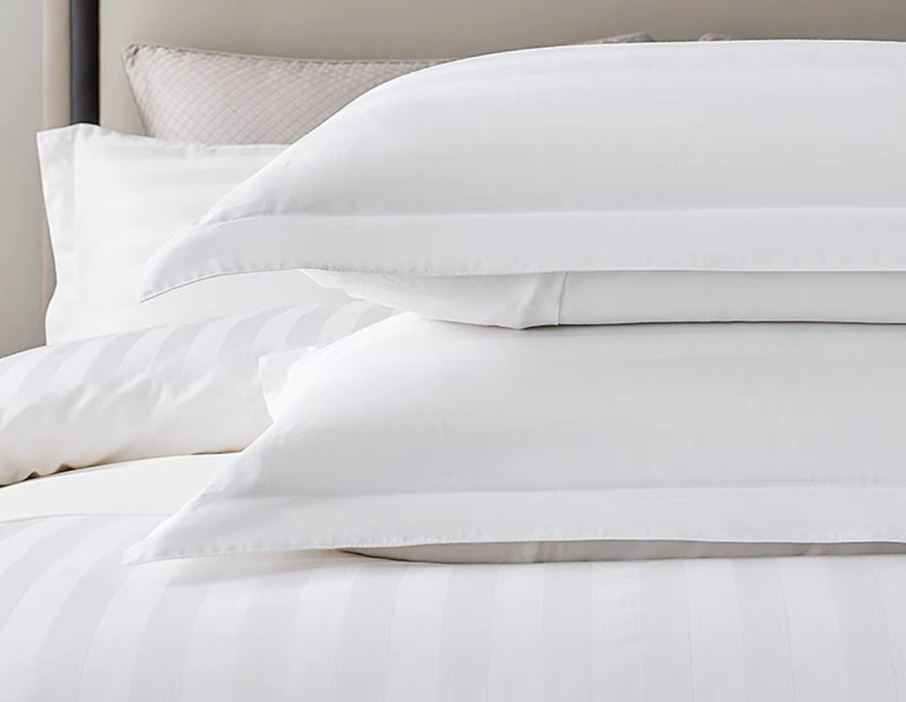 Lenjerie de Lux din Damasc satinat cu 6 piese cu dungă de 3 cm Cod: DMS50